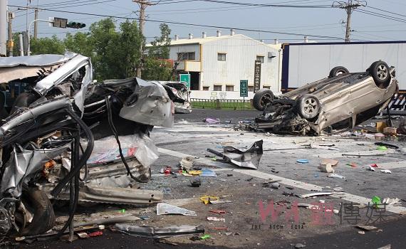 台一豐田工業區路口重大車禍 停等紅燈遭追撞釀1死4傷