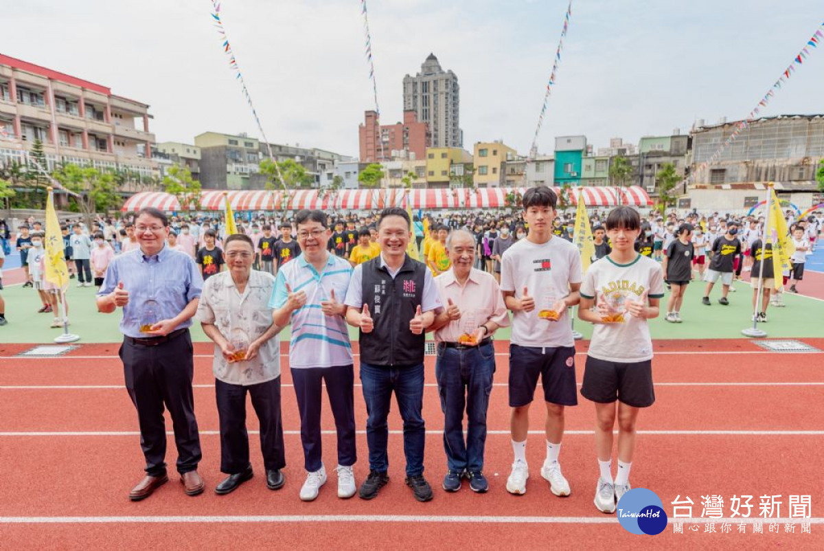 蘇副市長頒發新勢國小傑出校友獎。<br /><br /> <br /><br />