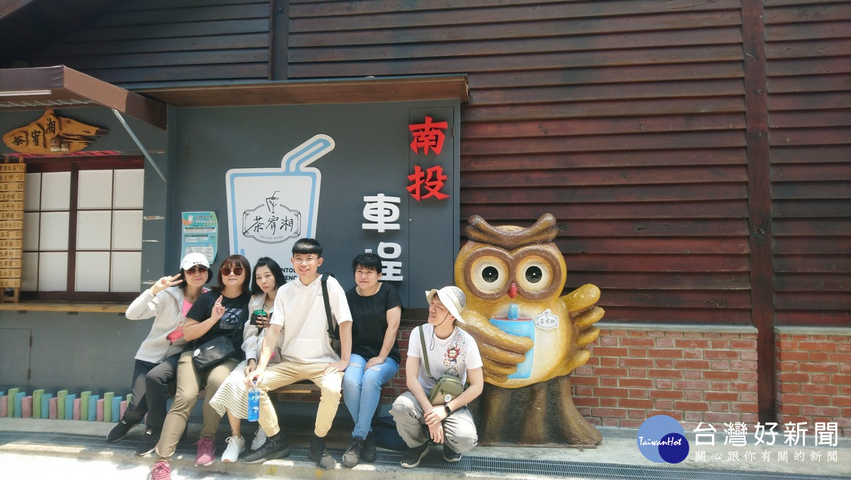 遊客在車埕打卡點留下美麗的回憶。(記者吳素珍攝)
