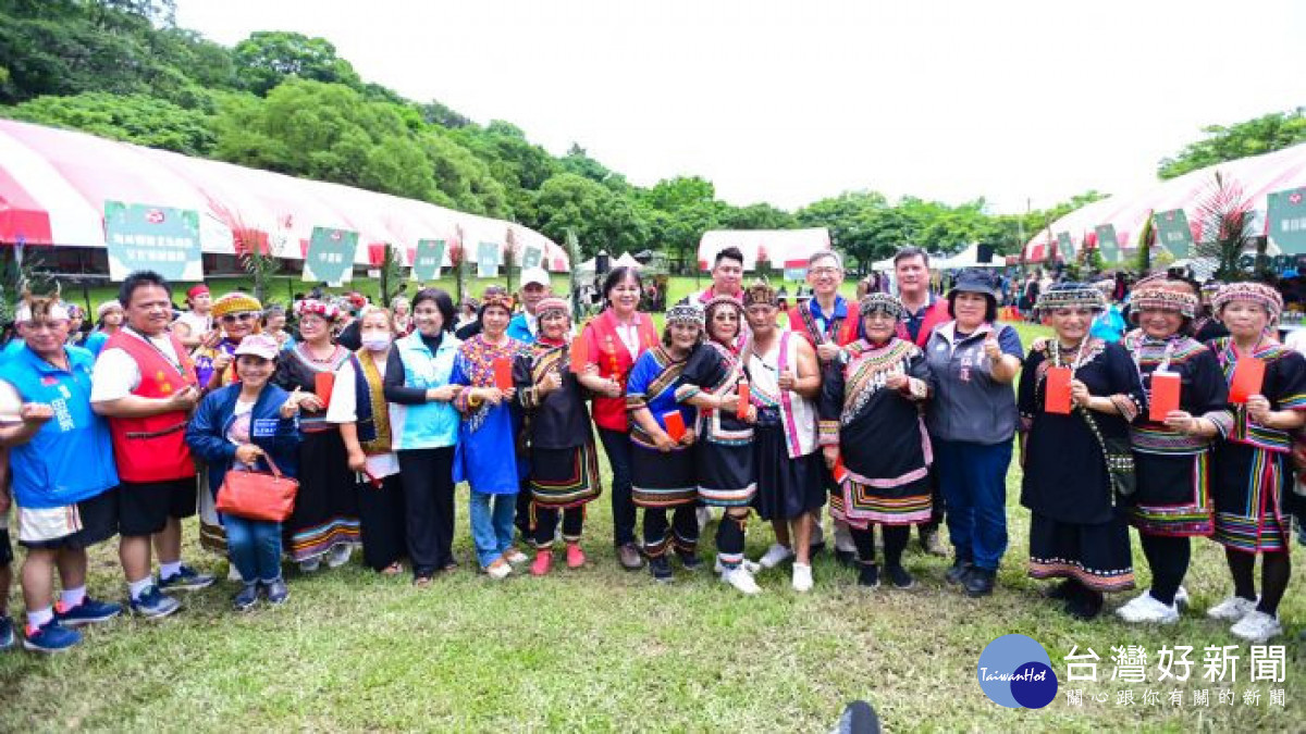 王副市長和與會貴賓及原住民族朋友合影。<br /><br />