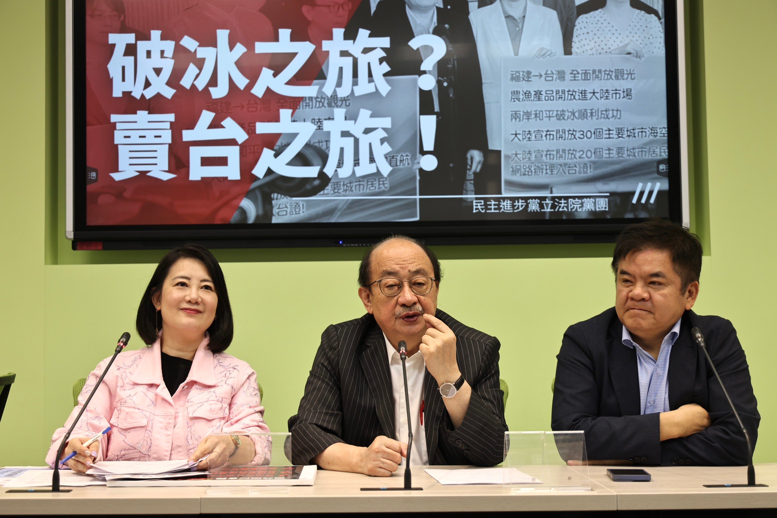民進黨團總召柯建銘(中)4日表示,黃國昌還值得討論嗎?資料照片/林啟弘攝