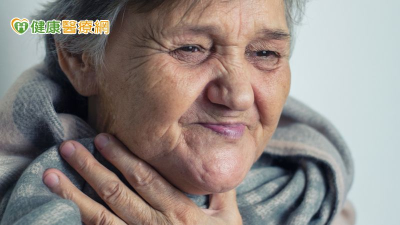 喉嚨整天卡卡的！中年婦「支氣管擴張症」塞滿痰&nbsp;&nbsp; 這樣做改善症狀