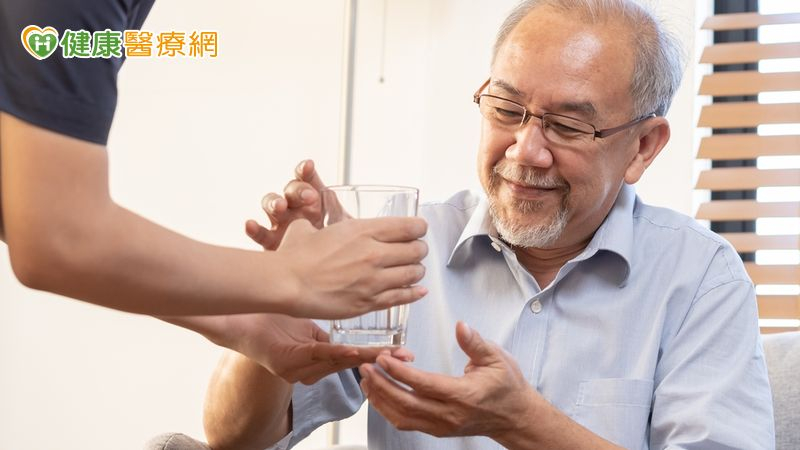 不再難吞又嗆傷! 長者「吸食凍狀飲」喝水更安心