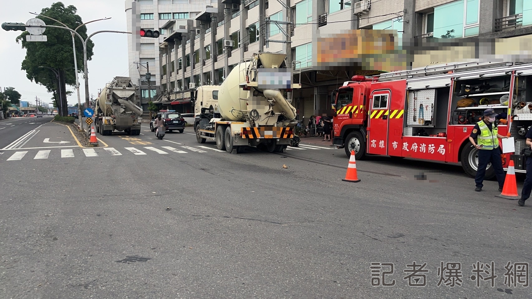 ▲高雄大寮琉球路今（4）日上午9時許發生大車事故，地面還看得到部分血跡及煞車痕跡。（圖／民眾提供）