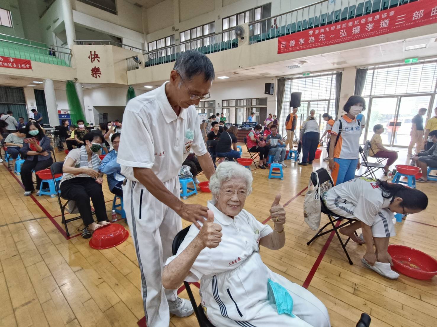 最高齡是93歲的王姜美儀，由64歲兒子王志偉來服侍。（圖／記者陳彥霖翻攝）