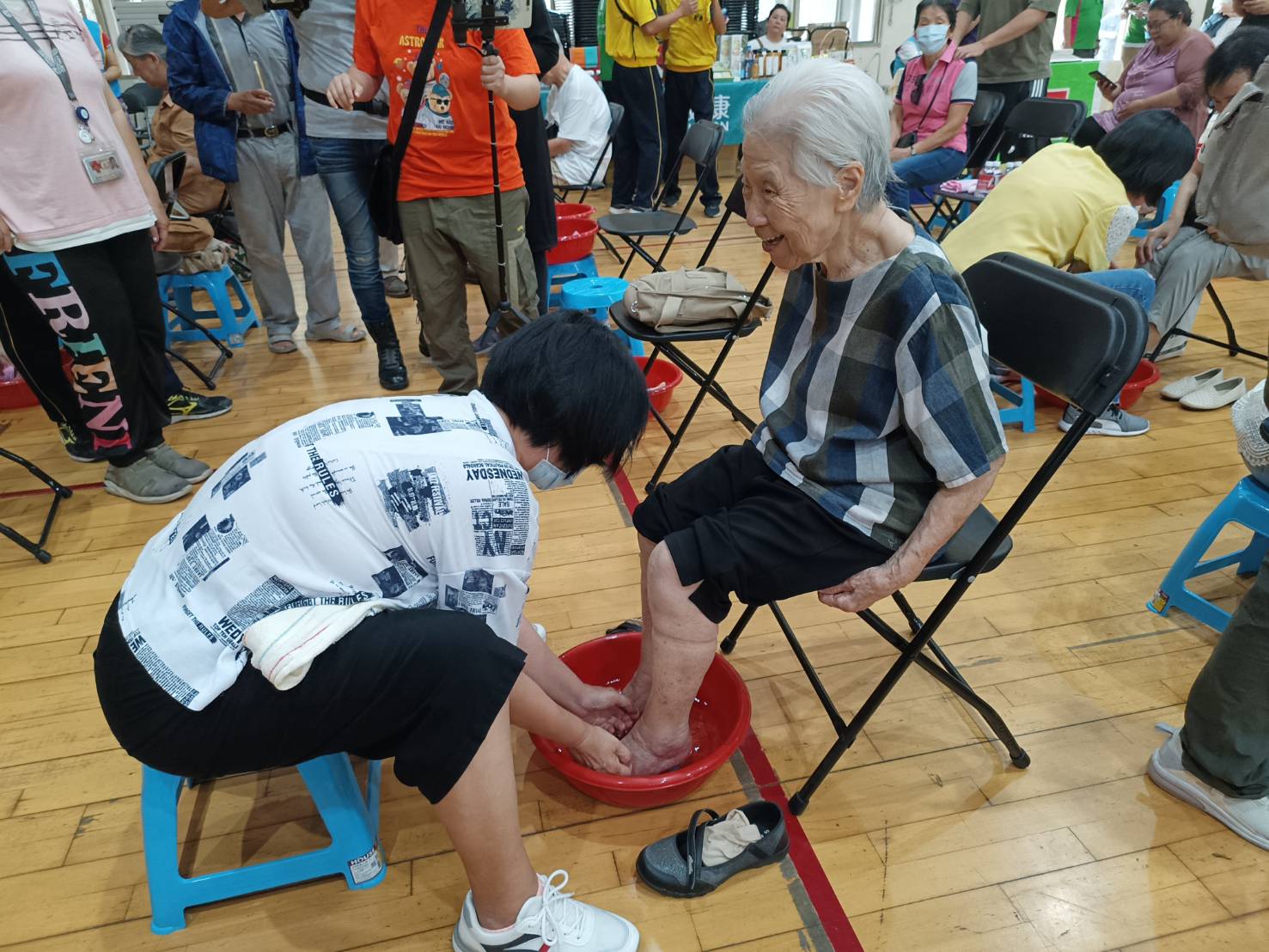 ▲王小蘭替90歲的婆婆倪榮仙沐足。（圖／記者陳彥霖翻攝）