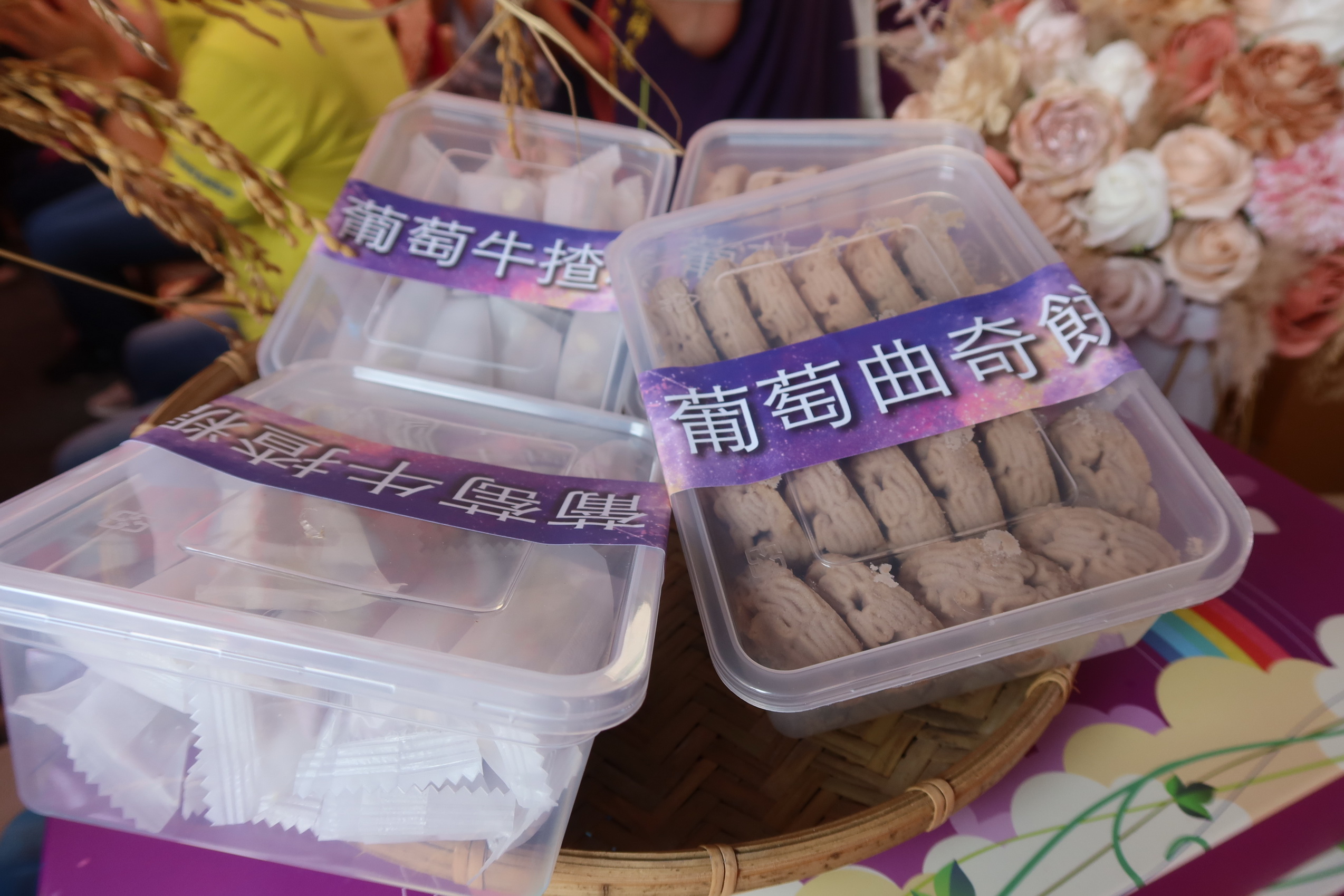 ▲溪湖鎮農會舉辦葡萄產業文化活動暨葡萄新商品發表會，活動現場有青年農民的特產展售區、家政班的義賣攤位以及親子葡萄公仔彩繪、爆米香。（記者張溎壕攝）