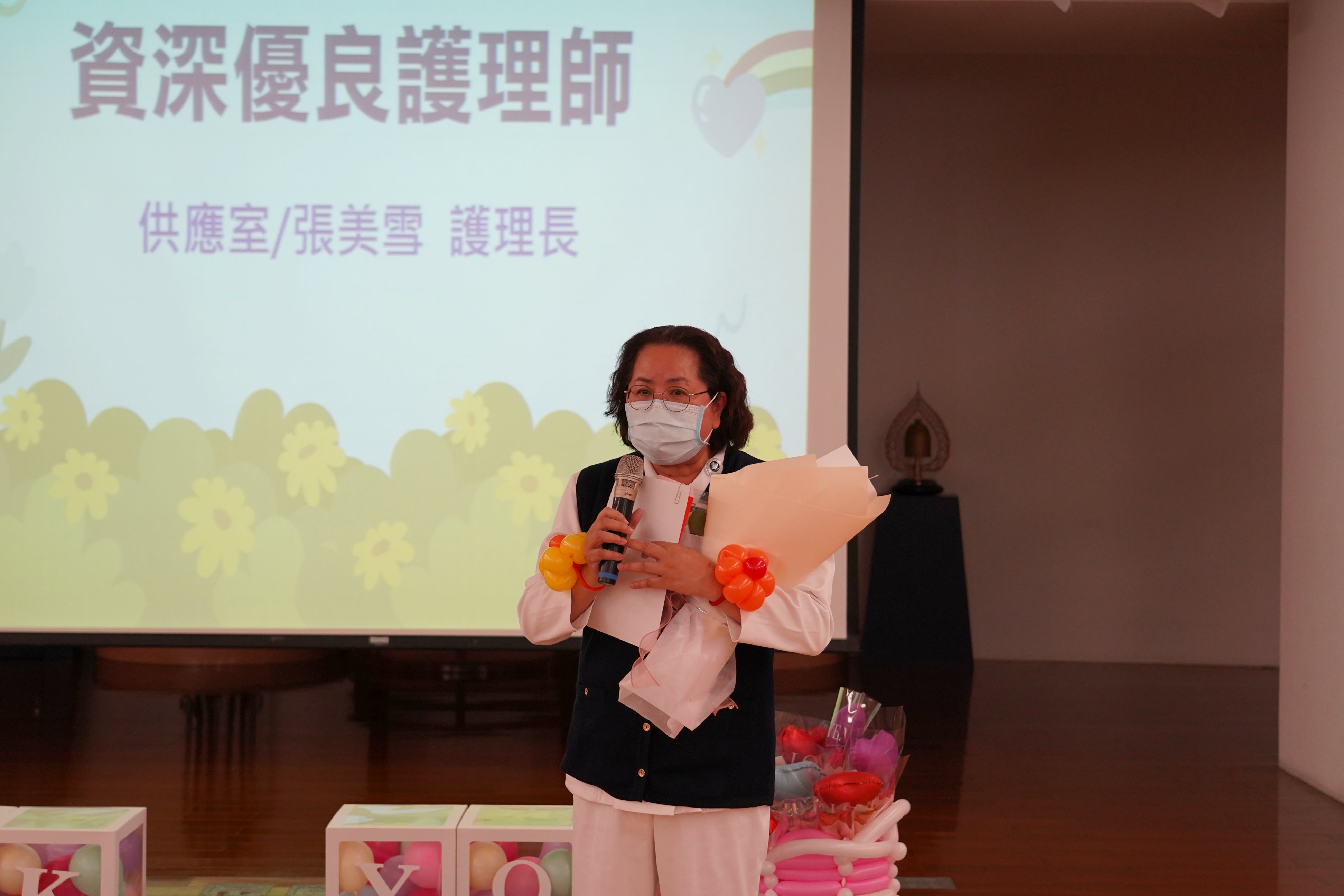 資深優良護理師張美雪堅守護理崗位四十年,展現對護理工作的高度熱忱。