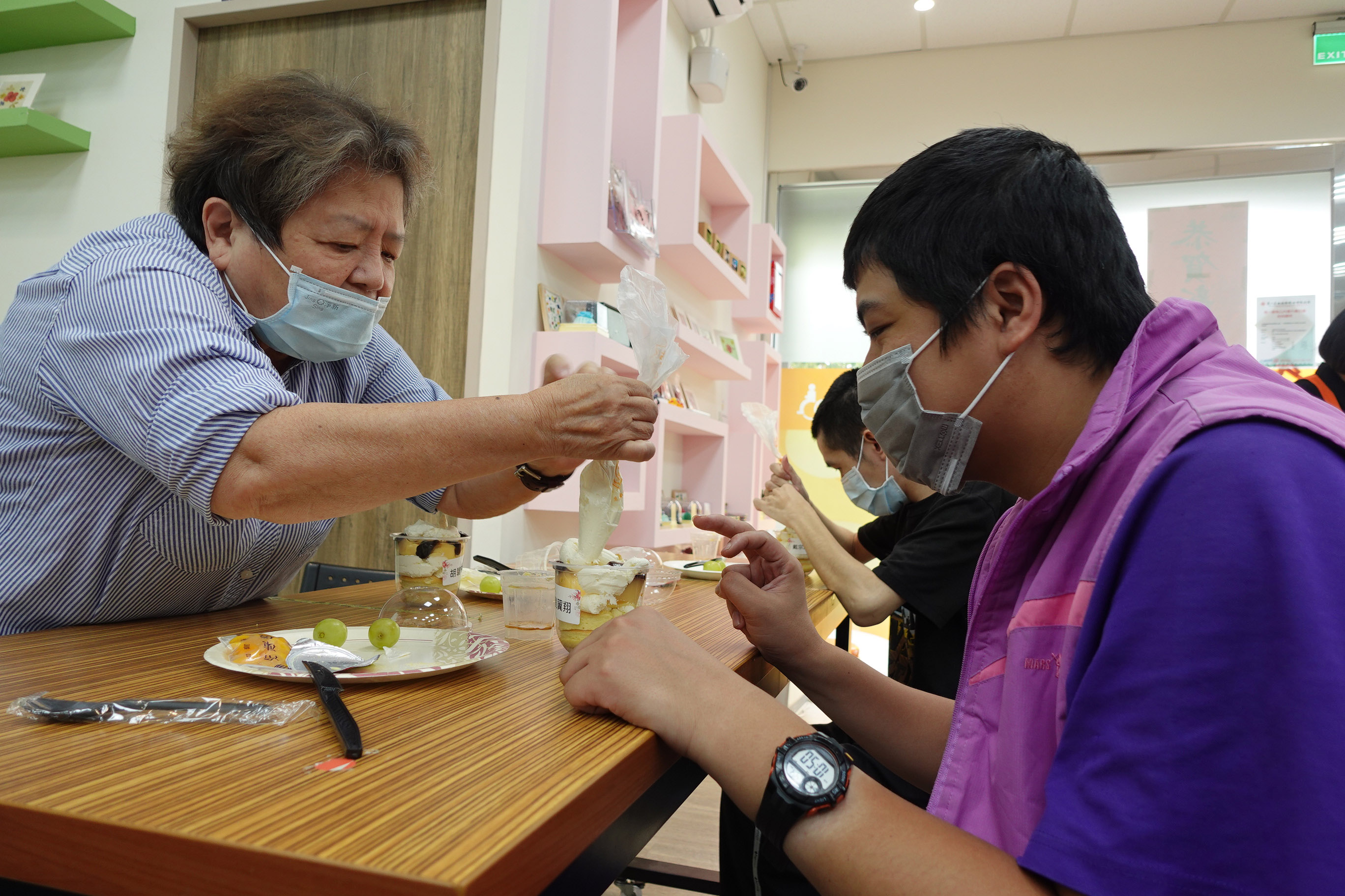今(3)日烘焙課,75歲的碧珠阿姨協助阿翔完成母親節蛋糕