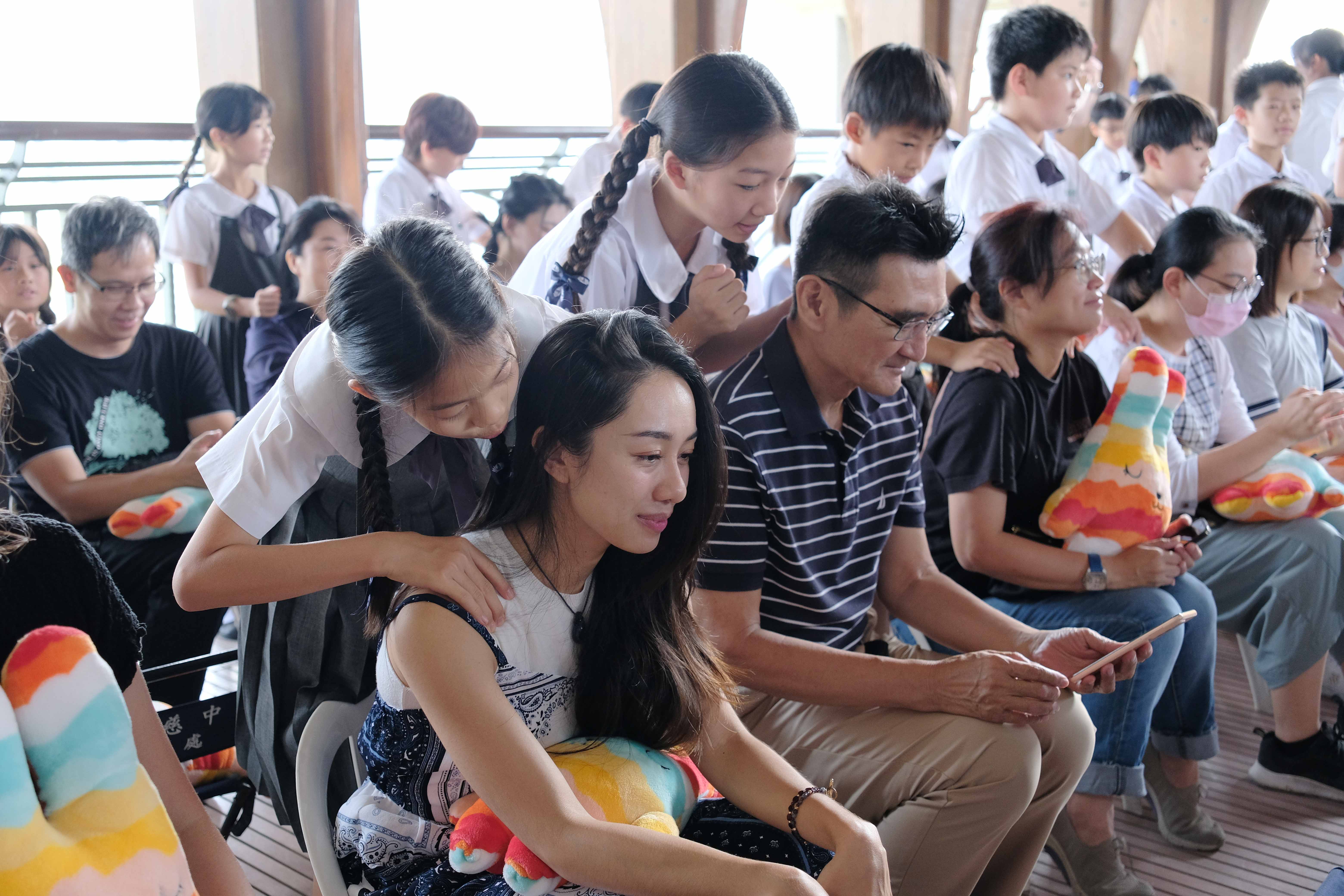 五年級學生細心詢問家人:「這樣的力道還可以嗎?還有哪裡需要加強嗎?」