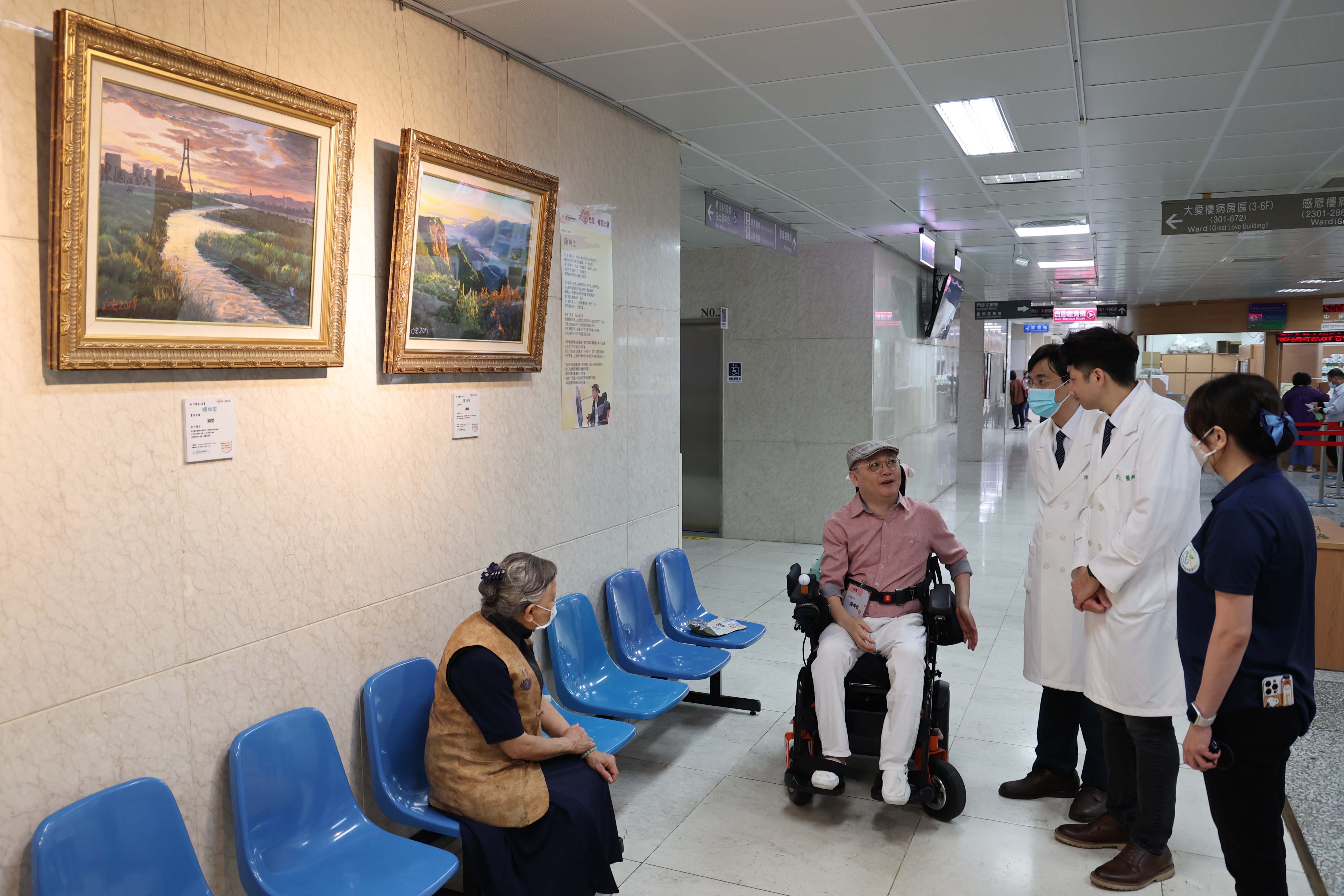 口繪畫家陳坤宏(中)向泌尿部神經性泌尿科主任陳聖復(右三)、骨科部醫師陳顥文(右二),分享自己的油畫作品。