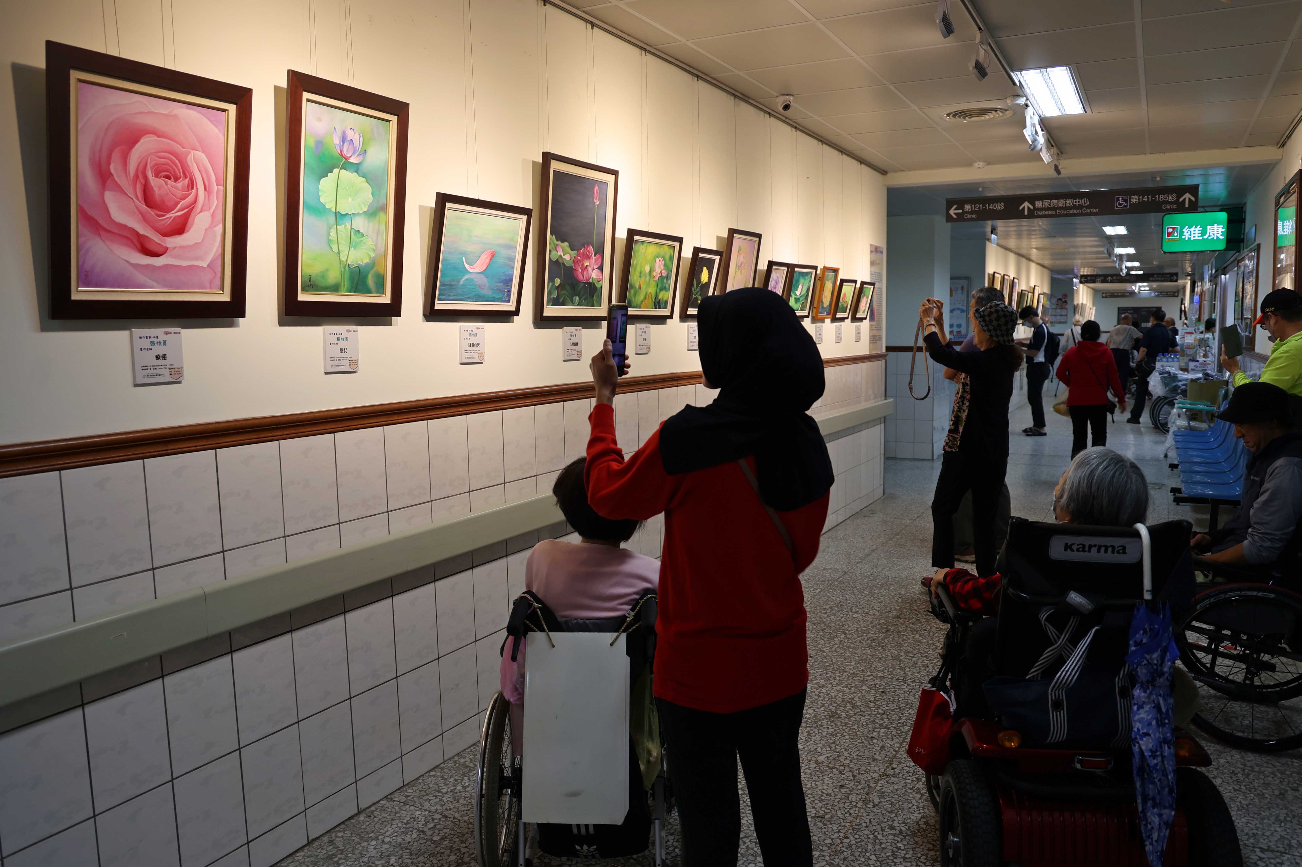 「大愛有您 · 脊刻出發」展覽於花蓮慈院大愛樓 1 樓住出院中心前走廊及骨科展示櫃,展期至10月31日,歡迎民眾前來欣賞他們的生命點滴。