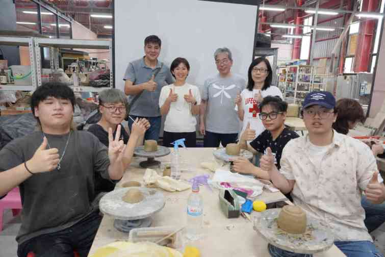 ▲東京家政大學高田三平教授(後排右二)與大葉大學造藝系師生合影。（大葉大學提供）