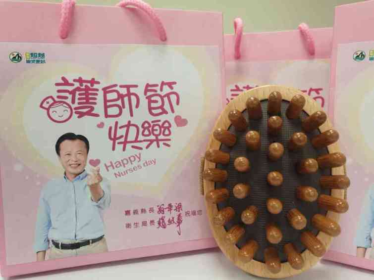 ▲嘉義縣長翁章梁貼心贈送紓壓器，讓護理師在繁重工作下也能放鬆紓壓。（嘉義縣政府提供）