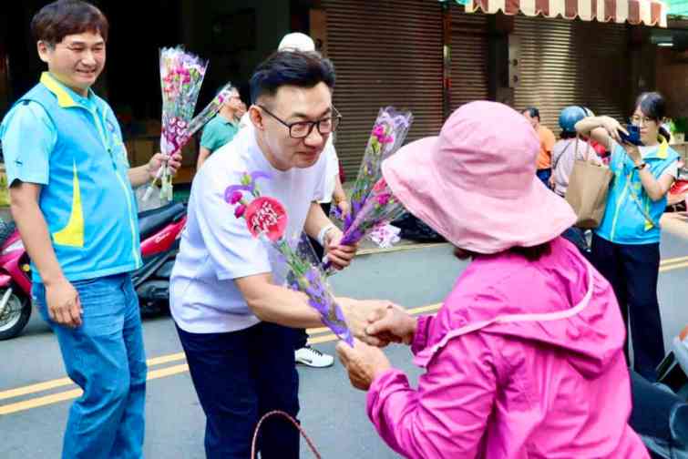 ▲立法院副院長江啟臣在台中市議員張瀞分、陳本添、吳振嘉與多位里長陪同分送康乃馨與痠痛貼布，並祝天下所有媽媽，母親節快樂。（記者張玉泰攝）