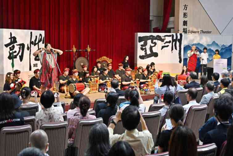 ▲行政院長陳建仁欣賞國立暨南國際大學甘美朗樂團的開場表演。（記者張玉泰翻攝）