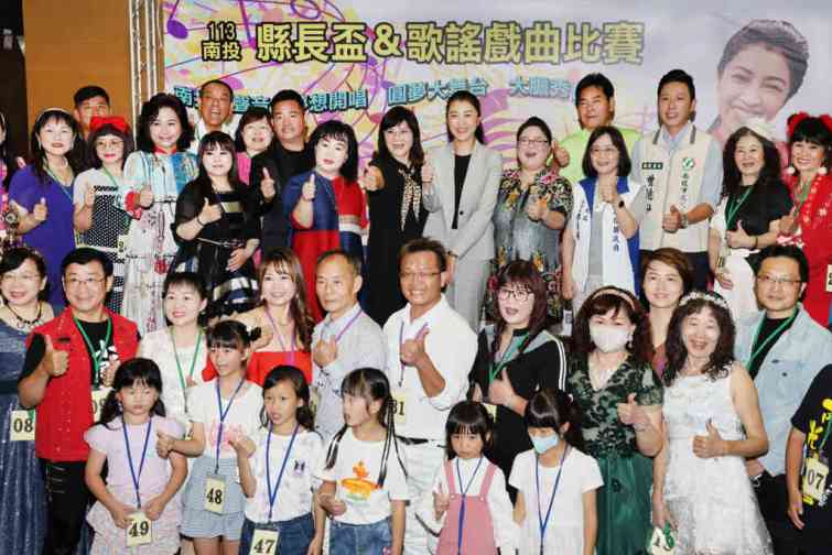 ▲許淑華縣長指出，縣府與微微笑樂齡生活推廣協會共同舉辦這次的縣長盃歌唱大賽，非常謝謝協會總監張賀賀長年來在南投縣深耕推廣歌唱教育，甚至從國小就開始鼓勵更多的孩子去找出表演及藝文方面的興趣，進而展現他們的才華。（記者張玉泰翻攝）