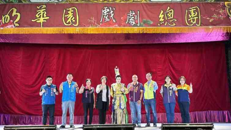 ▲感恩晚會鄉鎮藝術巡演花壇國中，彰化縣長王惠美與地方仕紳蒞臨欣賞，由無敵小生孫翠鳳暨明華園戲劇家族菁英聯合演出，讓縣民大飽眼福。（記者林明佑翻攝）