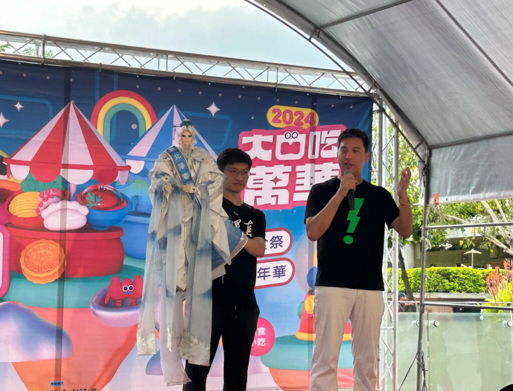 「臺北淨零101計畫」主持人曾冠智以及「減碳大使-素還真」分享永續精神