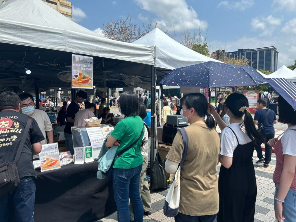 萬華在地店家現場推出兩日限定「軟殼海老潛艇號」,吸引民眾爭相排隊購買