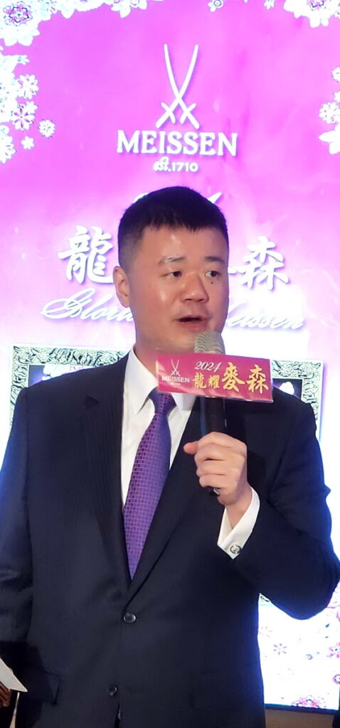 國裕精品執行董事 欒慎寰先生致詞。