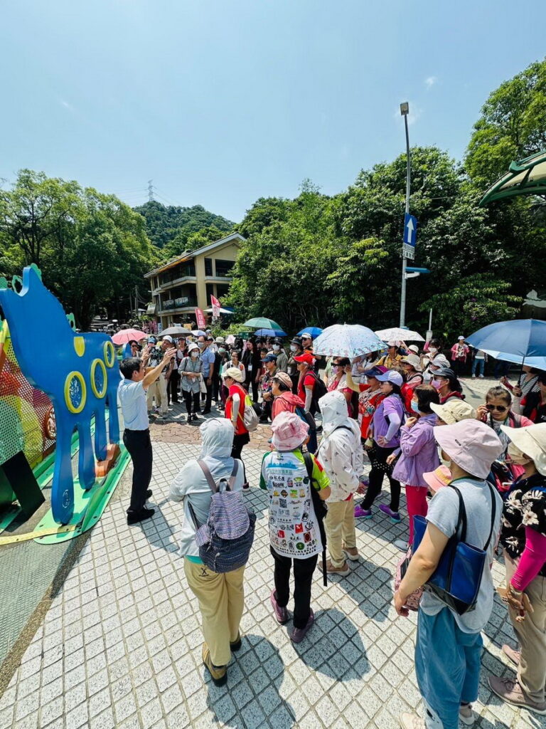 導覽講師介紹融合貓空歷史及特色的藝術作品「一起生活」
