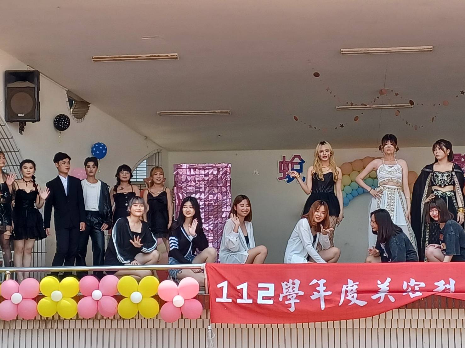 ▲台剛科技大學邀請中華職棒台鋼雄鷹啦啦隊來校熱舞精彩表演。(記者劉春生攝)