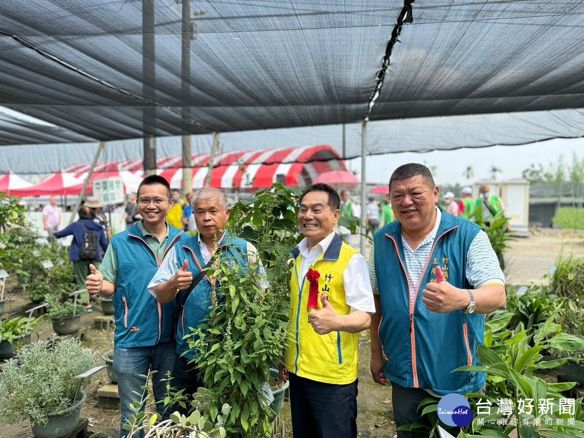 陳鎮長與來賓歡迎大家認識藥草功能。(竹山鎮公所提供)