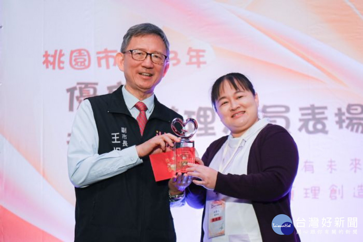 王副市長頒發獎座及禮券予得獎護理人員。<br /><br /> 