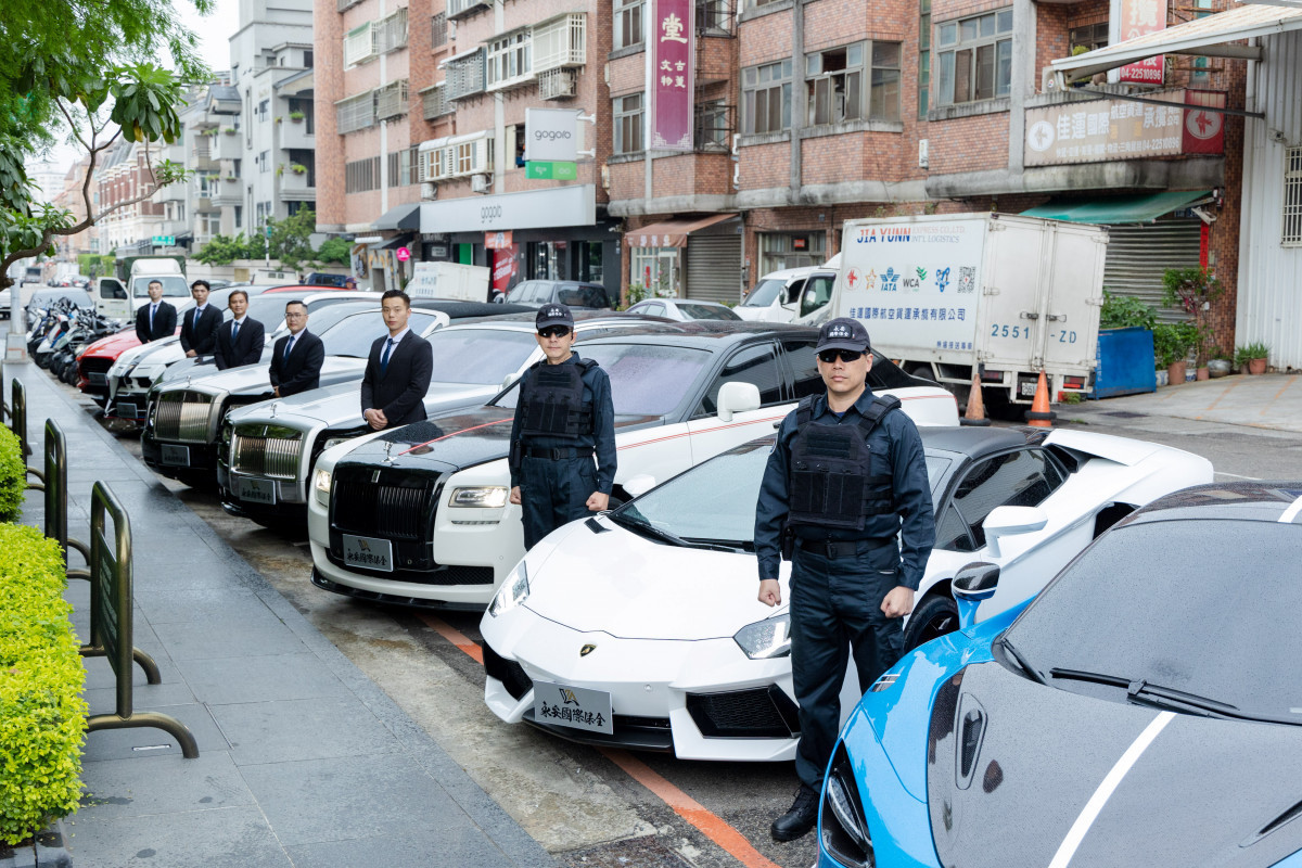 各式豪華禮賓車接送貴賓抵達「芮恩美學診所」。(圖/芮恩美學診所提供)