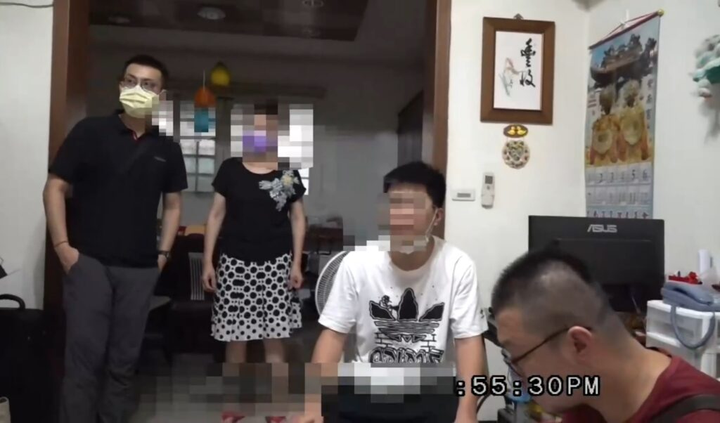 ▲圖說:中市刑大專案小組持搜索票與拘票直攻暱稱「維納斯」販毒成員住所 (圖/台中市政府提供)