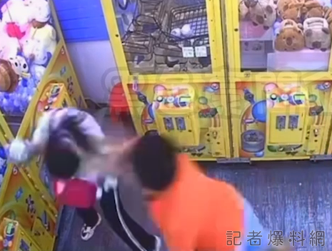 夾娃娃店 暴力