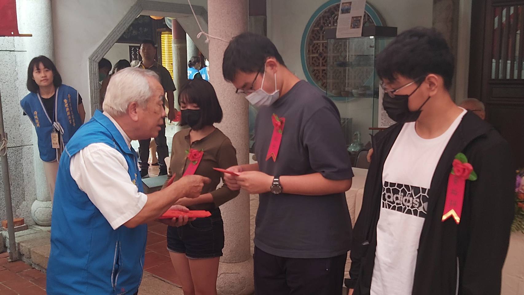 ▲臺疆祖廟大觀音亭暨祀典興濟宮今日舉辦「清寒優秀學子獎助學金頒發典禮」，共計有 75 名學生受獎。（圖／記者陳彥霖攝）
