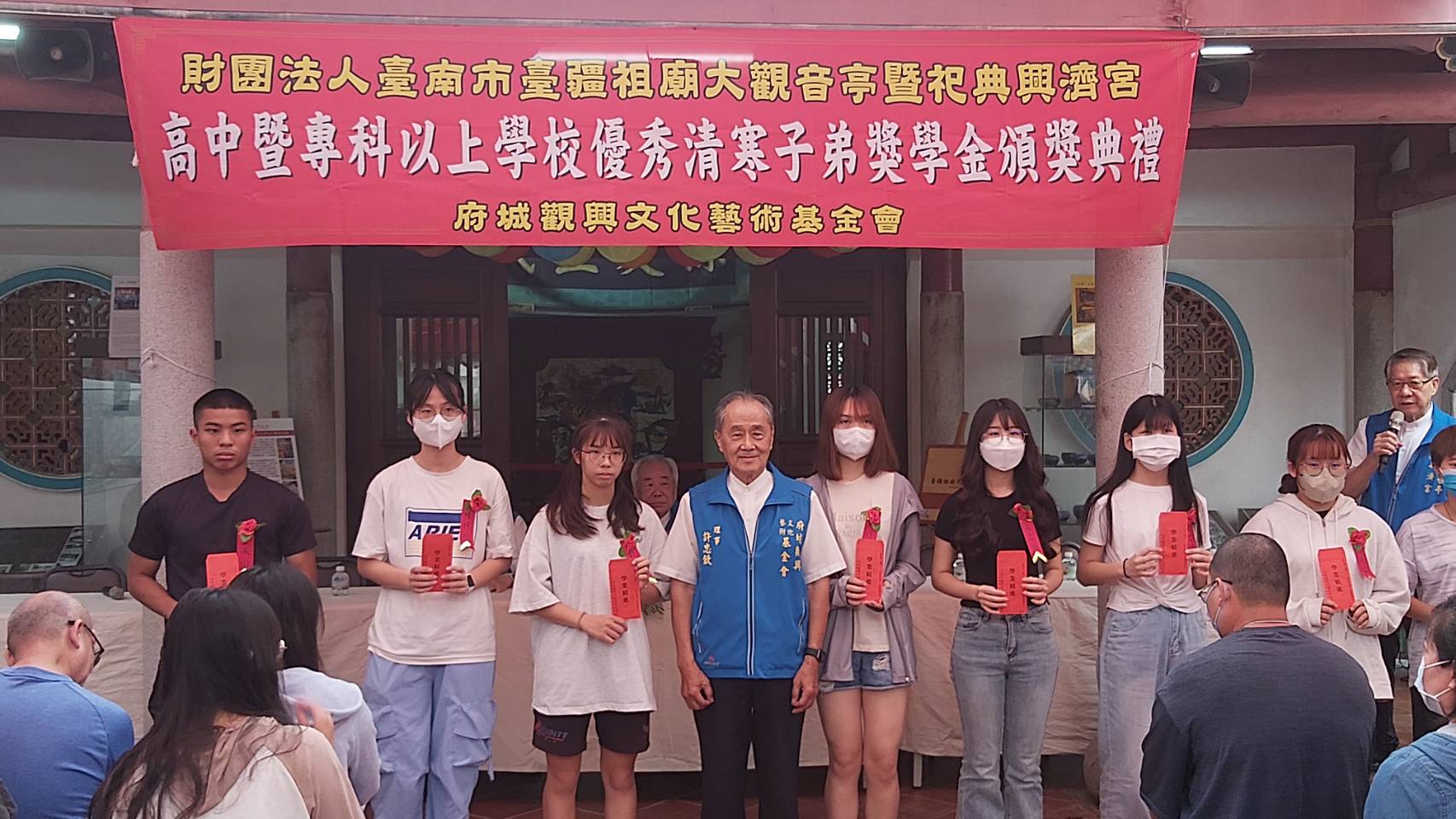 ▲臺疆祖廟大觀音亭暨祀典興濟宮今日舉辦「清寒優秀學子獎助學金頒發典禮」，共計有 75 名學生受獎。（圖／記者陳彥霖攝）