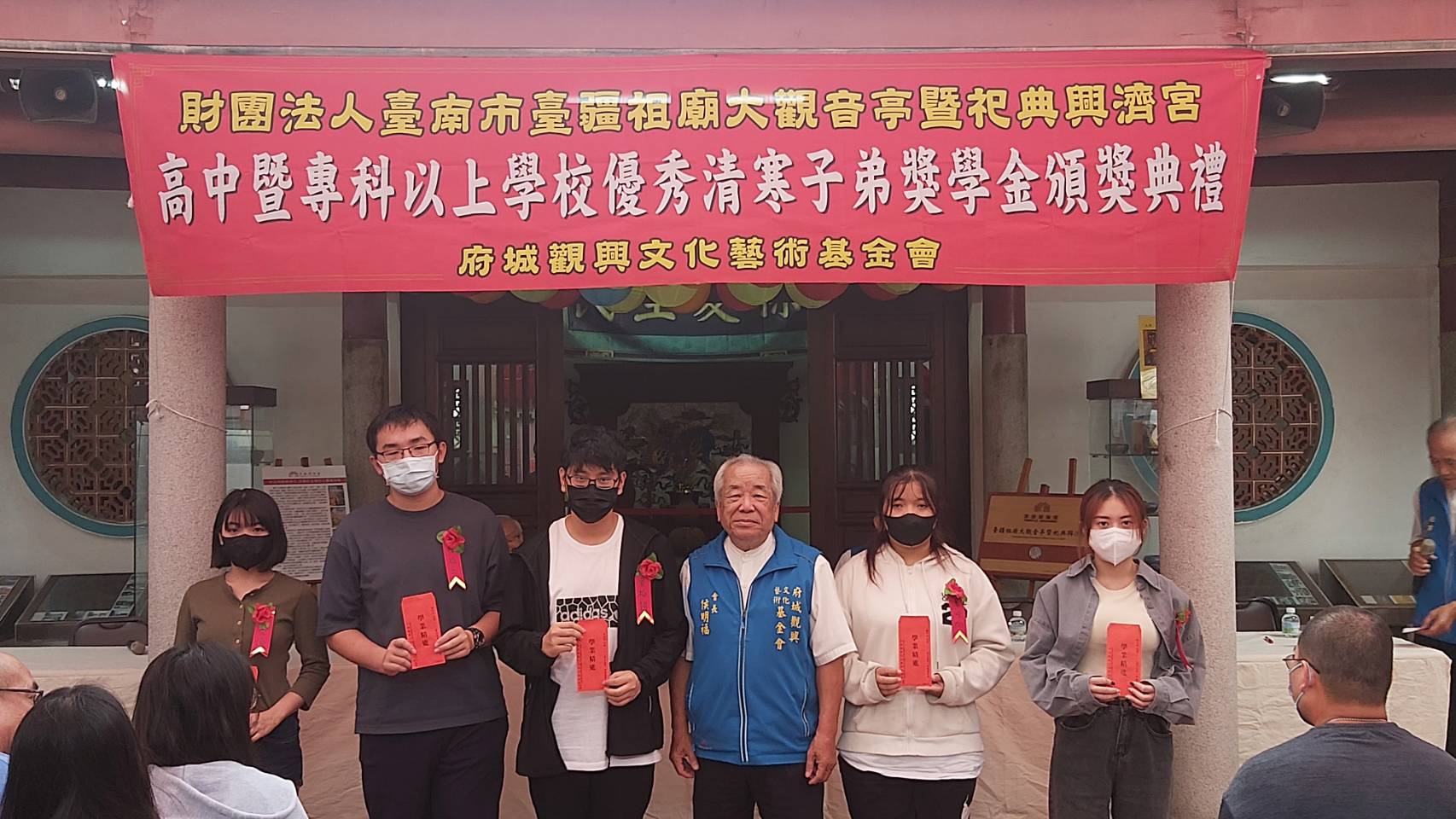 ▲臺疆祖廟大觀音亭暨祀典興濟宮今日舉辦「清寒優秀學子獎助學金頒發典禮」，共計有 75 名學生受獎。（圖／記者陳彥霖攝）