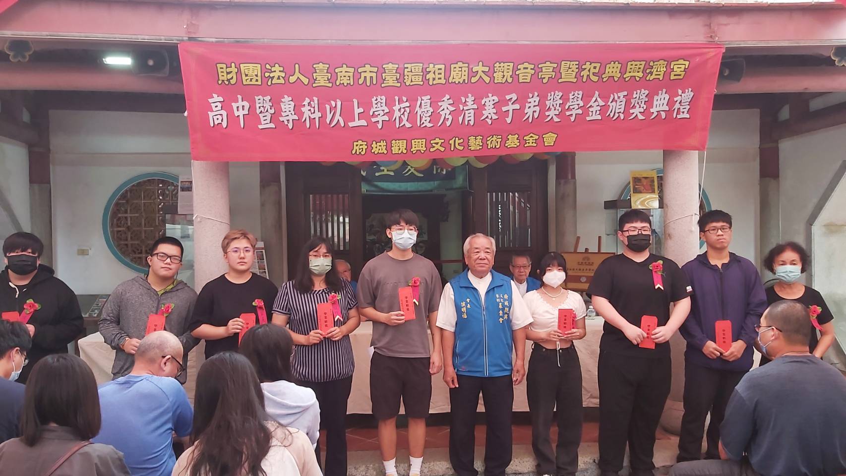 ▲臺疆祖廟大觀音亭暨祀典興濟宮今日舉辦「清寒優秀學子獎助學金頒發典禮」，共計有 75 名學生受獎。（圖／記者陳彥霖攝）