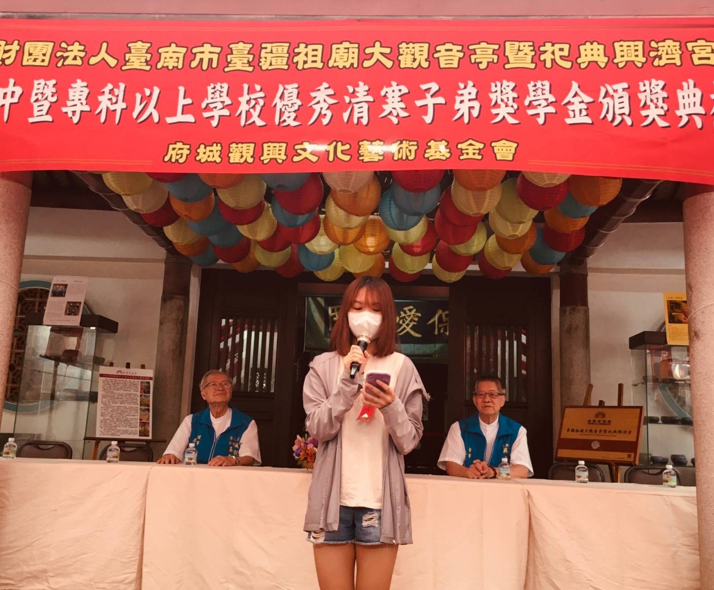 ▲一家四姊妹同時獲獎，代表領獎的鄭同學表示自己與妹妹們很感謝各方給予的協助與鼓勵。（圖／記者陳彥霖攝）