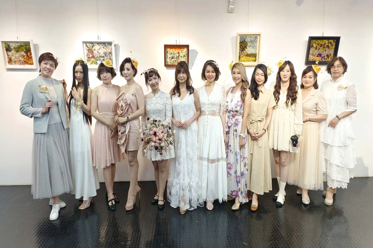▲楊瑞霞主委(左五)與永生花策展藝術家大合照。(圖/客委會提供)