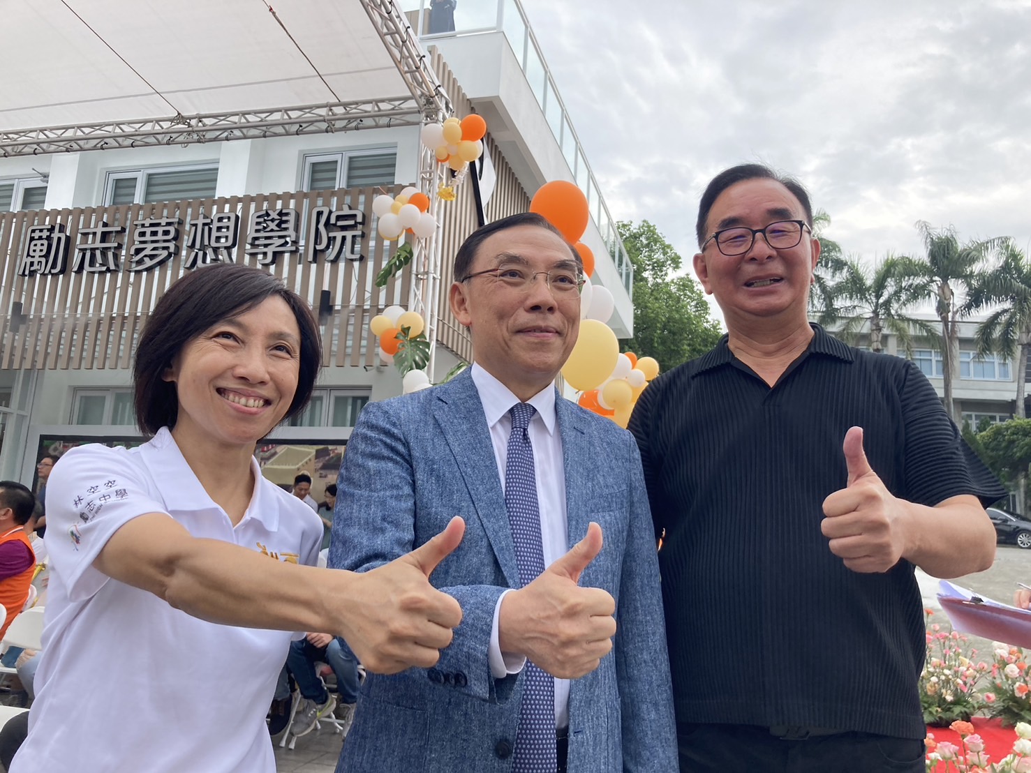 ▲母親節前夕,勵志中學舉辦周年感恩活動,學生展現在多元的課程之下激發潛能、勇敢造夢及追夢,法務部長蔡清祥頒獎讚許校長林家如用心教育。(記者張溎壕攝)