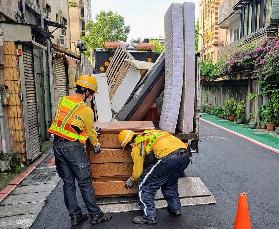 5萬元紅包當垃圾回收　北市清潔隊員拾金不昧