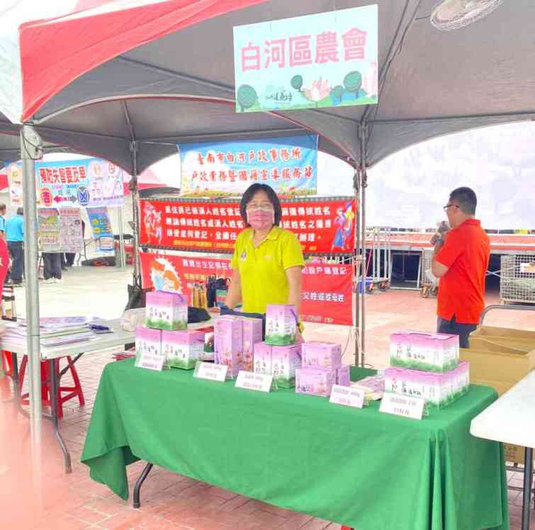 ▲來白河，除了欣賞綻放的蓮花之美，也不容錯過當地所產的蓮子、蓮藕、蓮藕粉等優質農特產品。（台南市政府提供）