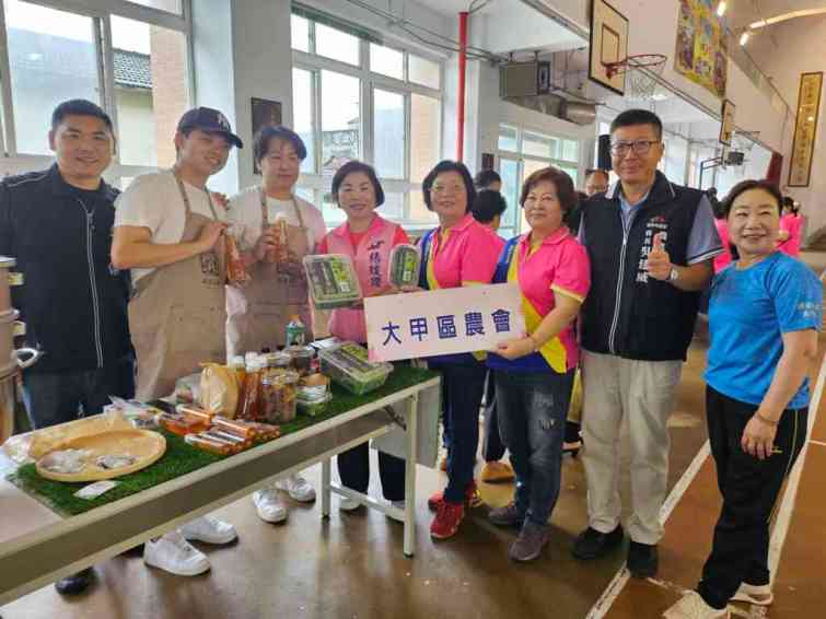 ▲ 與大甲青農合影 。（台中市政府提供）