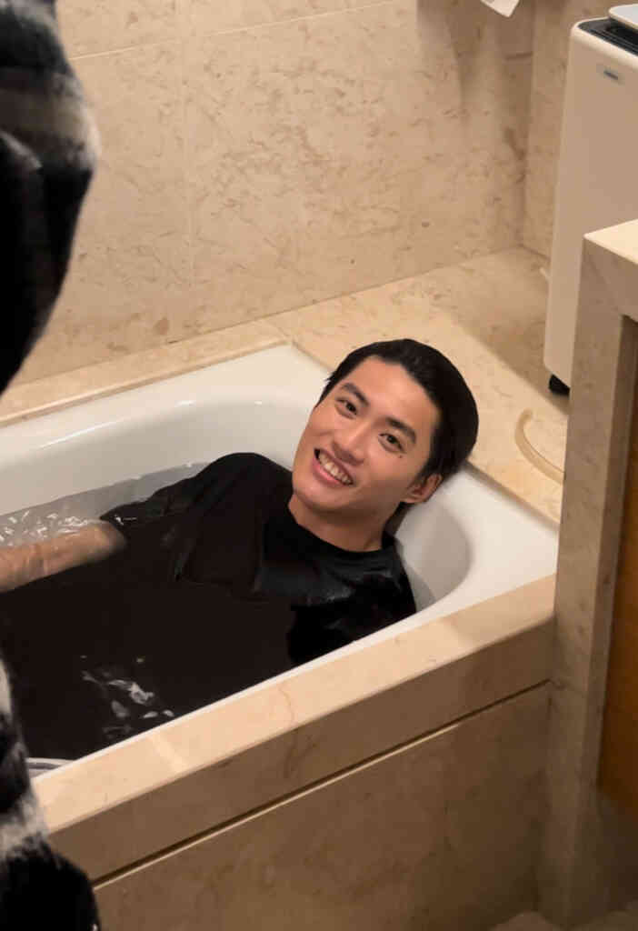 ▲姚冠宇獻出出浴處男秀（超級娛樂提供）