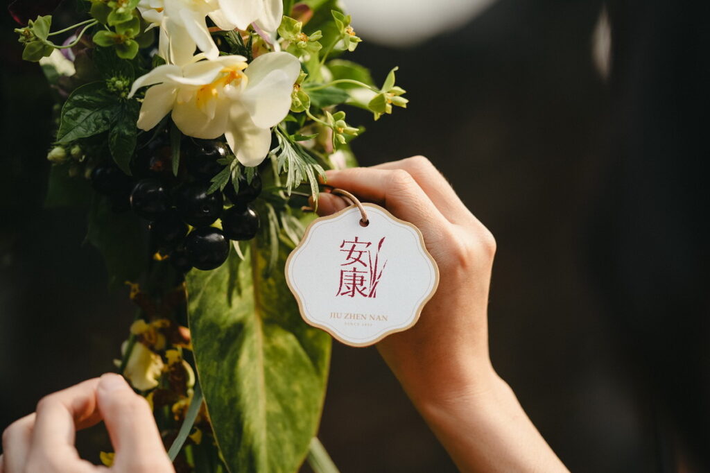 ▲舊振南與花藝品牌「島上花事」合作,以新穎菖蒲花藝塑造端午新氛圍,祈願安康豐收。