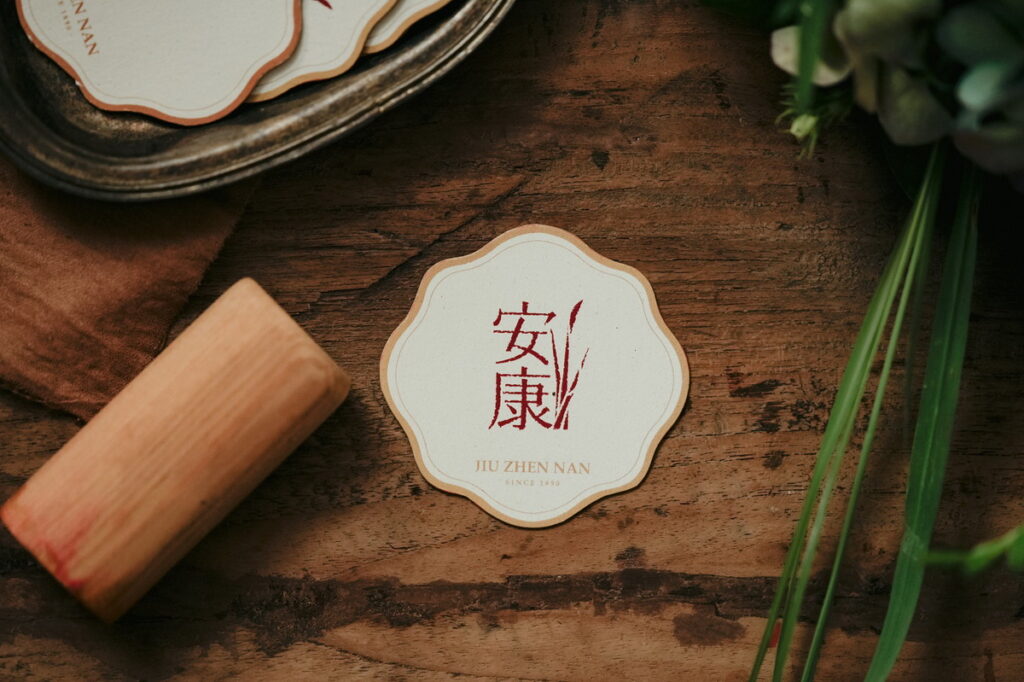 ▲將香包化身為蓋有「安康」的印章小卡,如同蓋印章於漢餅上的喜悅祝福,將安康小卡掛上菖蒲花藝,期許端午一切安康。
