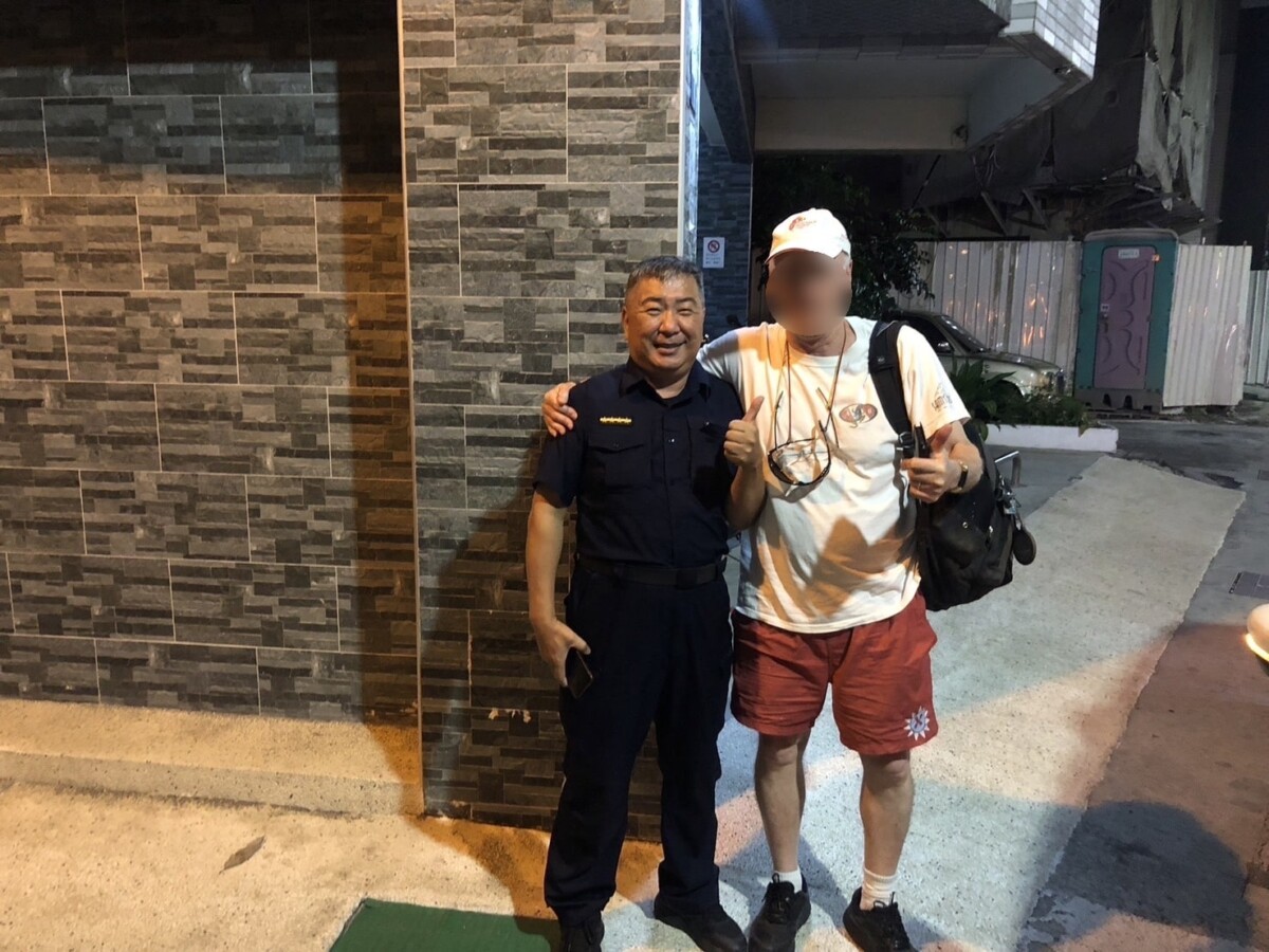 ▲他在員警協助下抵達飯店,對於臺灣警察的友好與熱情十分驚艷。