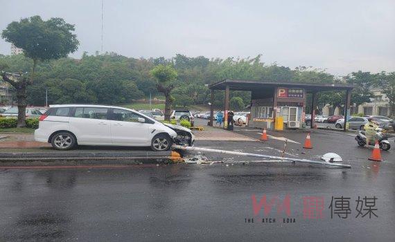 驚魂!彰化市男子身體不適失控逆向行駛 路燈慘遭撞斷