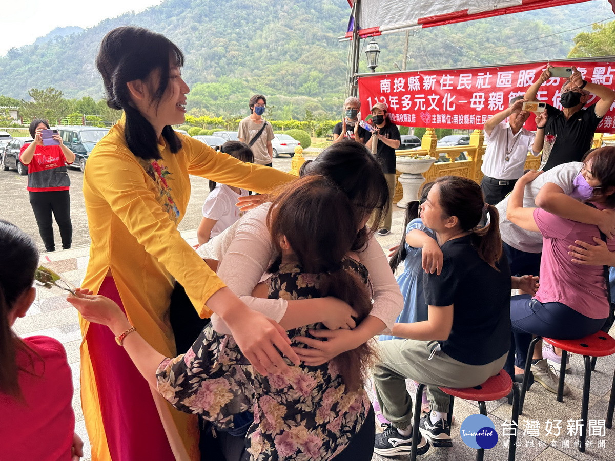 大聲說出「媽媽謝謝您,媽媽我愛您」。(南投縣服務站提供)