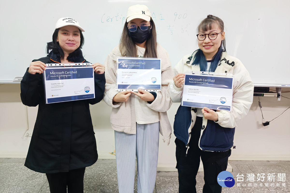 弘光科大智科系海青班外籍生開心展示自己拿到的人工智慧證照。