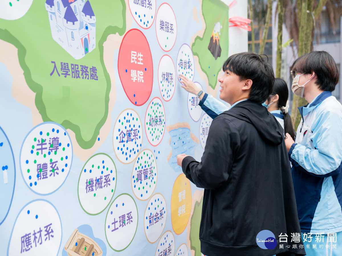 明新科大「企業訂單式教學」成果展，高中職學生參觀後在會場牆面為各科系產學人才成果貼貼紙評分、點讚